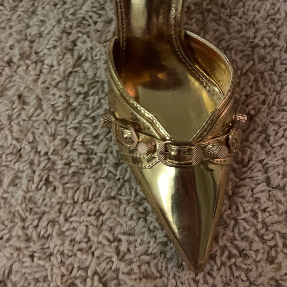 Golden heels size 6. Never worn, only to try on. - Picture 1 of 2